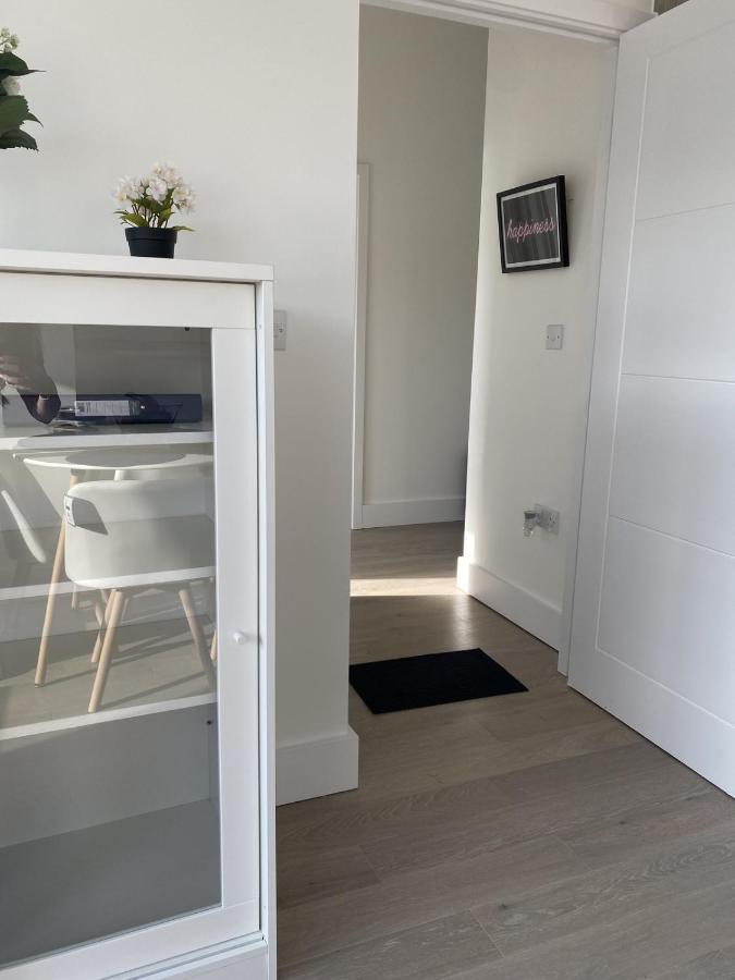 Central Location, Parking, Wi-Fi, Modern Apartment Milton Keynes Kültér fotó
